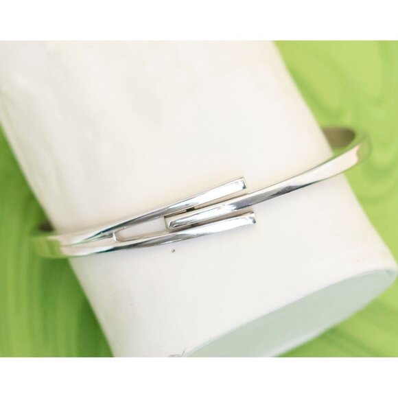 Vintage Minimalist Unique Gold Tone Hinged Bangle 8 1/2 inch by Avon - W17 - Picture 2 of 4